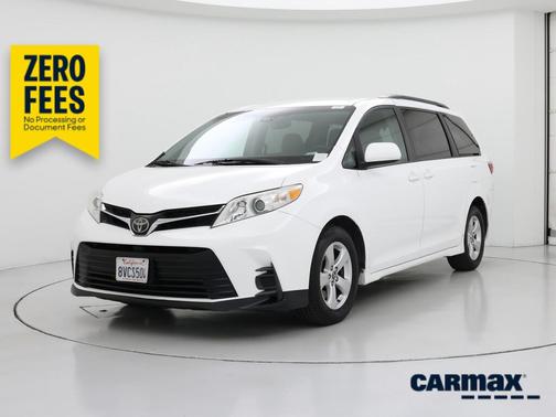White 2018 Toyota Sienna LE