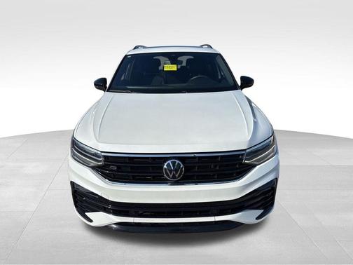 Oryx White Pearl Effect 2022 Volkswagen Tiguan 2.0T SE R-Line Black