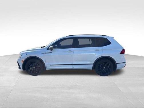 Oryx White Pearl Effect 2022 Volkswagen Tiguan 2.0T SE R-Line Black