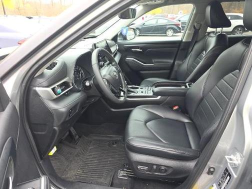 Celestial Silver Metallic 2021 Toyota Highlander XLE