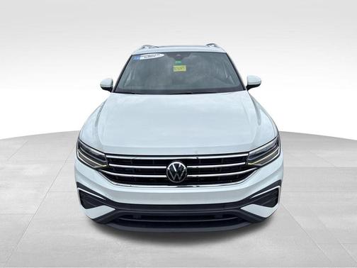 Opal White Pearl Effect 2023 Volkswagen Tiguan 2.0T SE