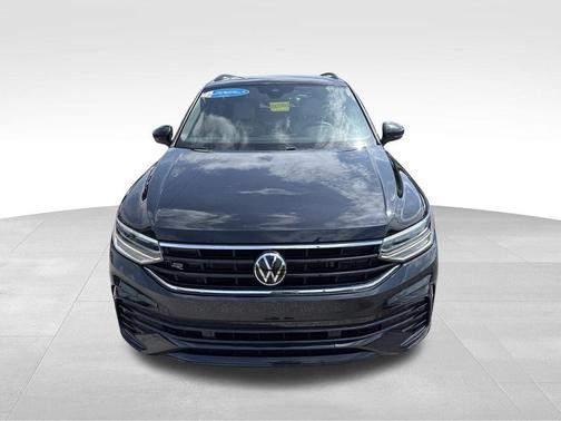 Deep Black Pearl Effect 2023 Volkswagen Tiguan 2.0T SE R-Line Black