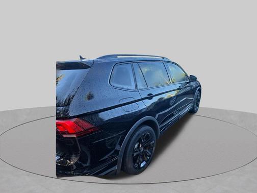 Deep Black Pearl Effect 2024 Volkswagen Tiguan 2.0T SE R-Line Black