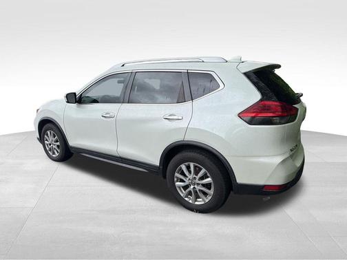 White 2017 Nissan Rogue SV
