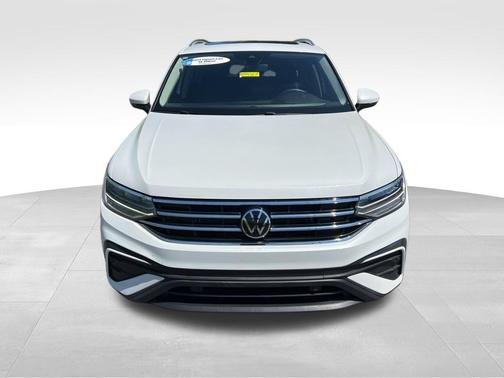 Opal White Pearl Effect 2023 Volkswagen Tiguan 2.0T SE