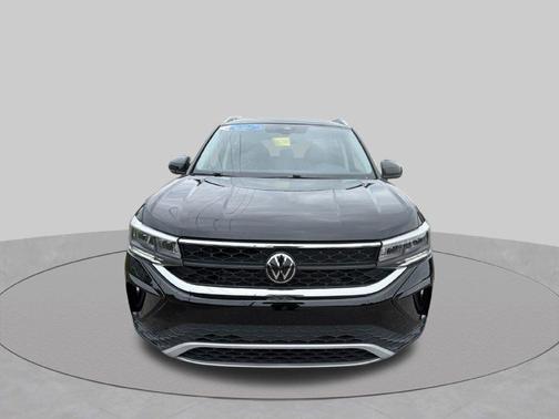 Deep Black Pearl Effect 2023 Volkswagen Taos 1.5T SE