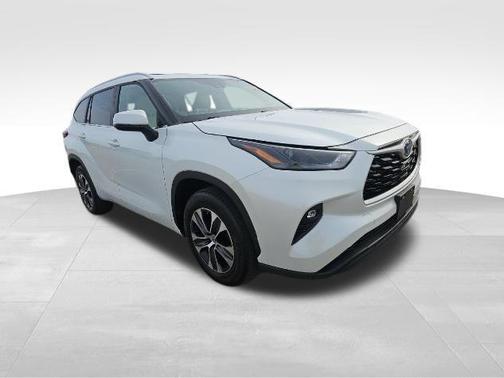 Wind Chill Pearl 2023 Toyota Highlander Hybrid XLE