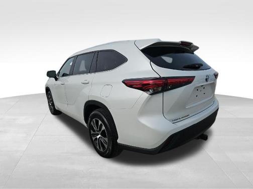 Wind Chill Pearl 2023 Toyota Highlander Hybrid XLE