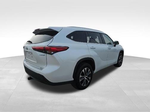 Wind Chill Pearl 2023 Toyota Highlander Hybrid XLE