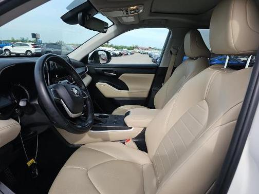 Wind Chill Pearl 2023 Toyota Highlander Hybrid XLE