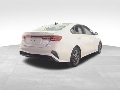 Snow White Pearl 2024 Kia Forte LXS