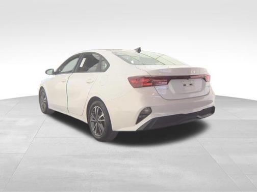 Snow White Pearl 2024 Kia Forte LXS