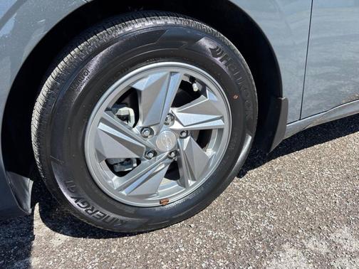 Gray 2024 Hyundai ELANTRA SE