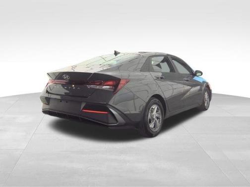 Gray 2024 Hyundai ELANTRA SE