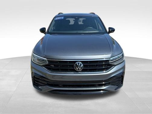 Platinum Gray Metallic 2022 Volkswagen Tiguan 2.0T SE R-Line Black