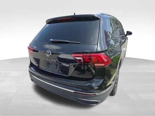 Deep Black Pearl Effect 2023 Volkswagen Tiguan 2.0T SE