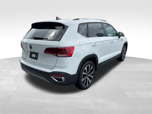 Pure White 2022 Volkswagen Taos 1.5T SE
