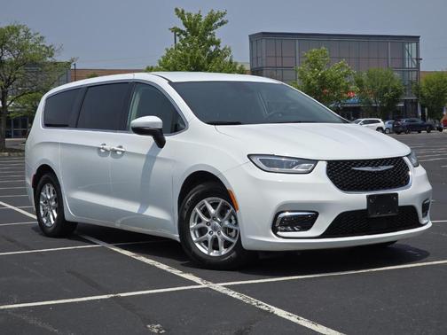 2023 Chrysler Pacifica Touring-L