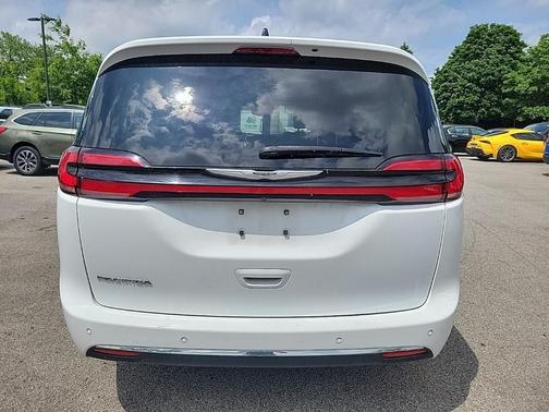 2023 Chrysler Pacifica Touring-L