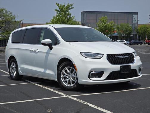 2023 Chrysler Pacifica Touring-L
