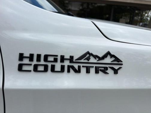 Iridescent Pearl Tricoat 2024 Chevrolet Suburban High Country