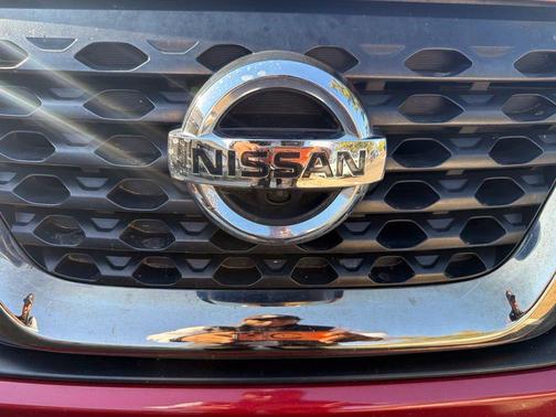 Cayenne Red / Super Black 2020 Nissan Kicks SR