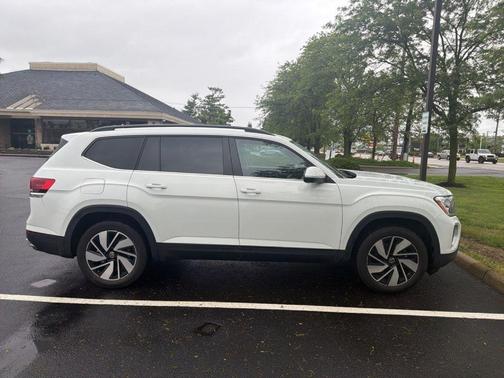 Pure White 2024 Volkswagen Atlas 2.0T SE w/Technology