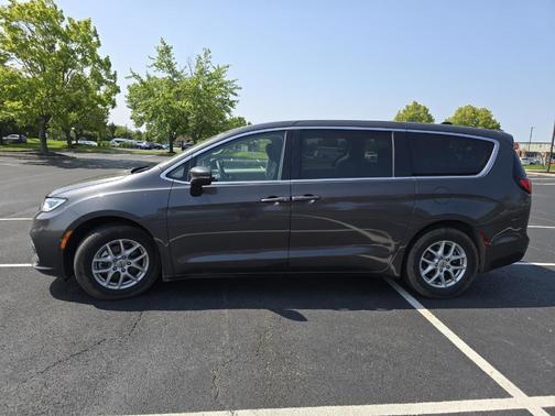 2023 Chrysler Pacifica Touring-L