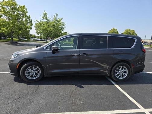 2023 Chrysler Pacifica Touring-L