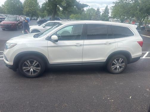White Diamond Pearl 2017 Honda Pilot EX