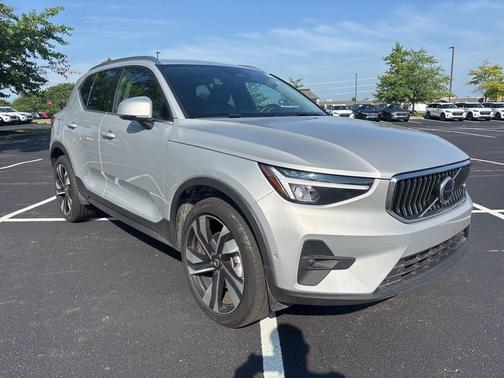 2025 Volvo XC40 B5 Plus Bright Theme