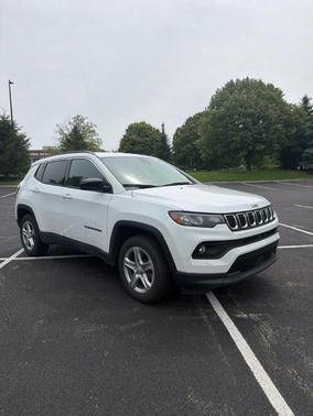 Bright White Clearcoat 2023 Jeep Compass Latitude