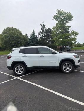 Bright White Clearcoat 2023 Jeep Compass Latitude