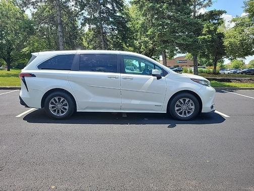 2021 Toyota Sienna XLE