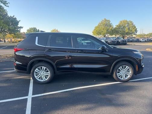 2023 Mitsubishi Outlander ES