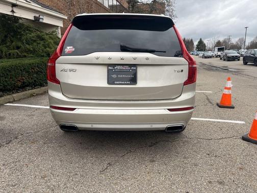 2016 Volvo XC90 T6 Momentum