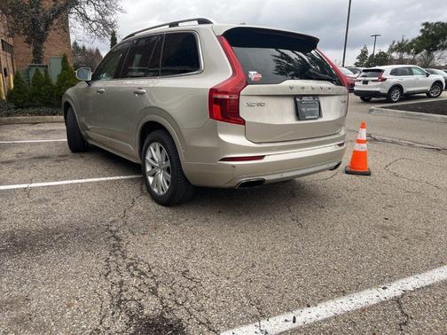 2016 Volvo XC90 T6 Momentum