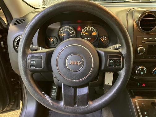 Photo 4 of 33 of 2015 Jeep Patriot Sport