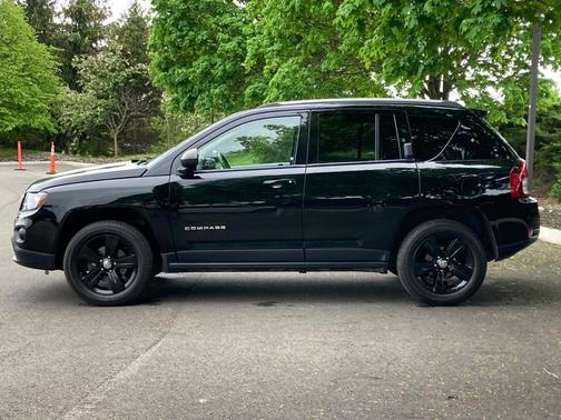 Photo 4 of 37 of 2017 Jeep Compass Sport