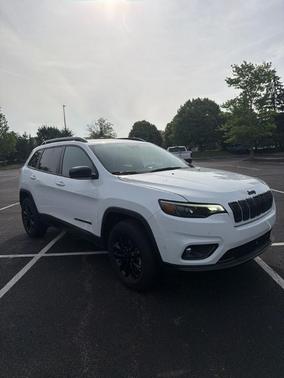 Bright White Clearcoat 2023 Jeep Cherokee Altitude Lux