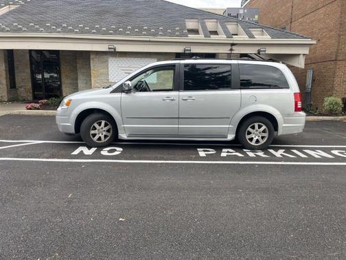 Bright Silver Metallic 2009 Chrysler Town & Country Touring