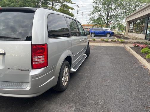 Bright Silver Metallic 2009 Chrysler Town & Country Touring
