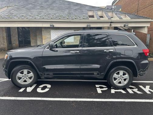 Brilliant Black Crystal Pearlcoat 2013 Jeep Grand Cherokee Laredo