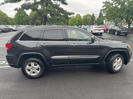Brilliant Black Crystal Pearlcoat 2013 Jeep Grand Cherokee Laredo