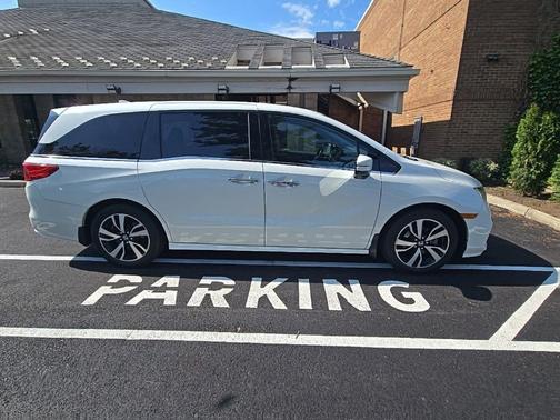 White Diamond Pearl 2018 Honda Odyssey Elite