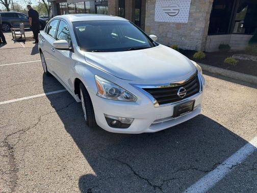 Pearl White 2014 Nissan Altima 2.5 SV