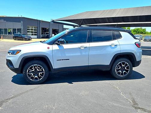 Brilliant Silver Metallic 2025 Jeep Compass Trailhawk