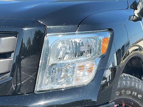 2022 Nissan Titan SV