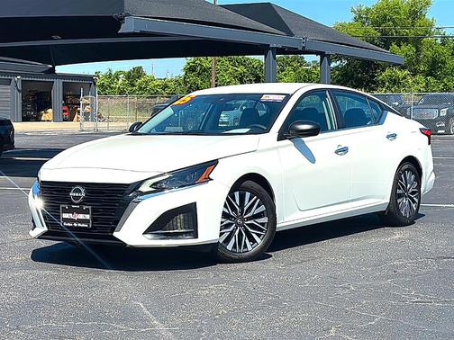 Summit White 2025 Nissan Altima SV