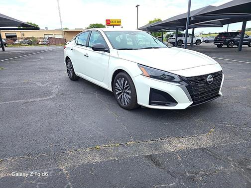 Summit White 2025 Nissan Altima SV